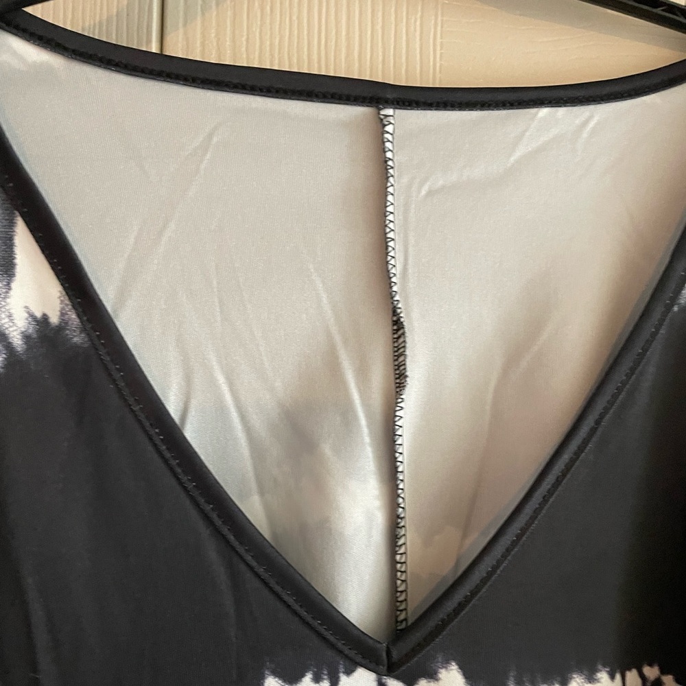 Woman’s V-Neck Black & White Over Sized Top Plus SZ 2X - Picture 3 of 4